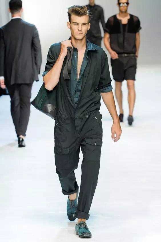 Jumpsuit-usually-has-a-long-zipper-that-is-easy-to-wear-and-can-sometimes-be-deliberately-unzipped-to-reveal-the-inside-shirt-or-bra