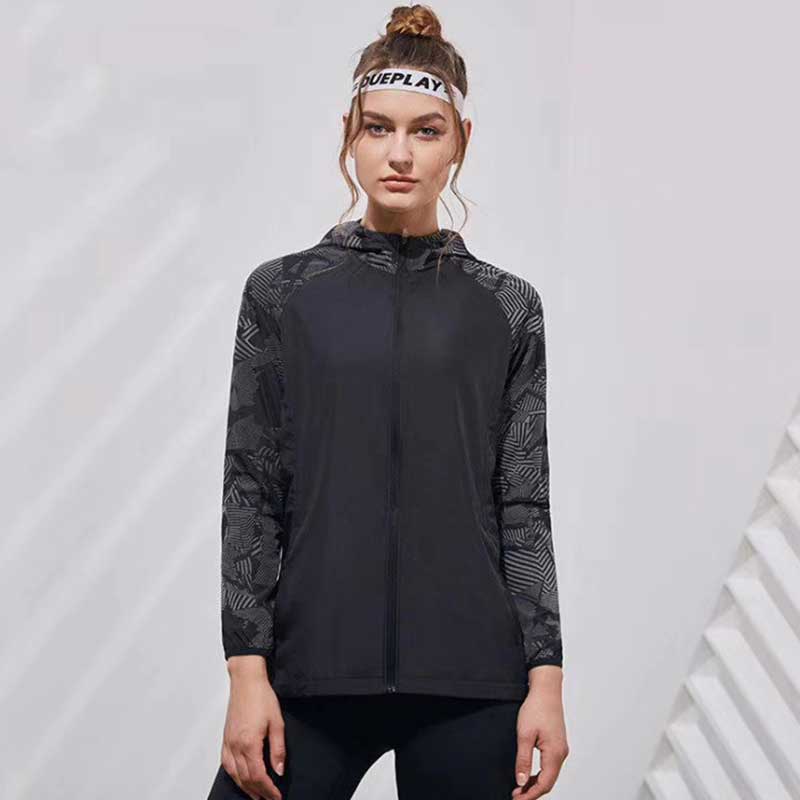 HL sportswearmfg has developed this reflective light printed hoodie for women, which is suitable for all-weather sports.Multi-scene and multi-function design