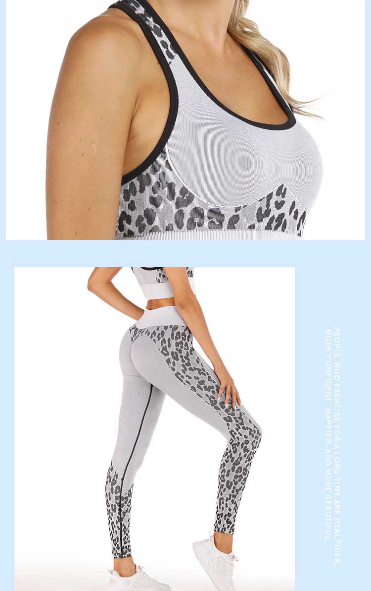 Seamless-sports-leggings-with-white-animals-design