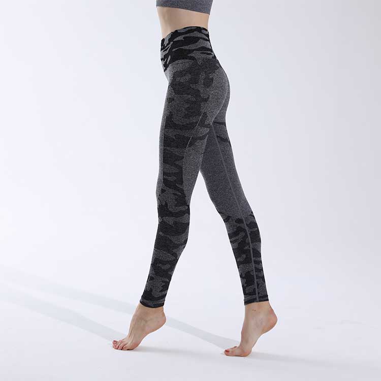 Black-seamless-leggings-with-camo-pattern-design